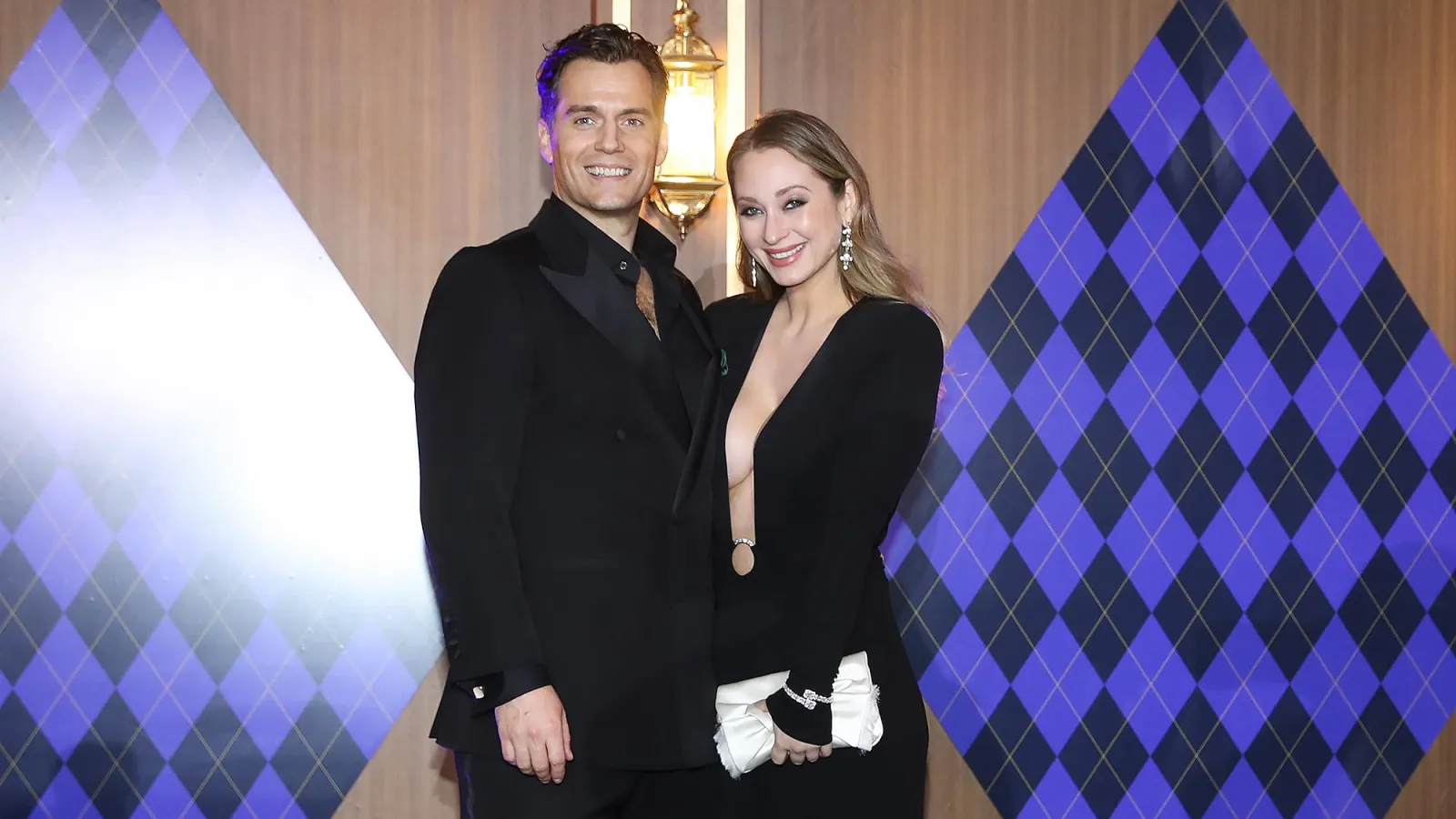 Lee más sobre el artículo Henry Cavill y su novia Natalie Viscuso en la dulce espera