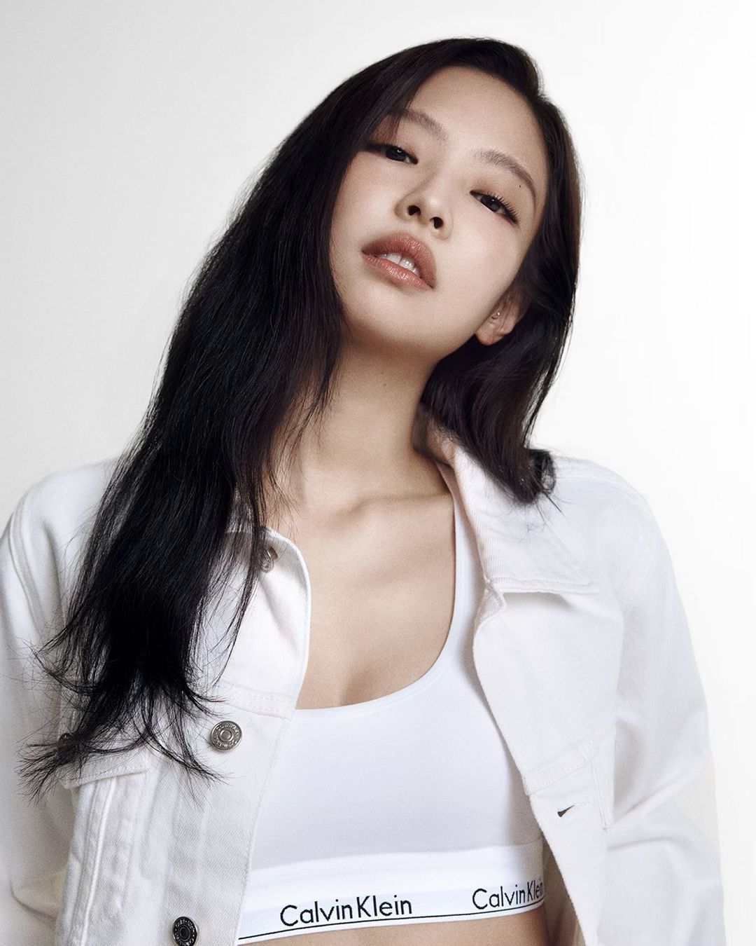 Lee más sobre el artículo Jennie de BLACKPINK luce hermosa en fotos de la marca Calvin Klein