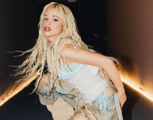 Lee más sobre el artículo Camila Cabello estrena su álbum ‘C,XOXO’ donde la artista explora una nueva faceta musical