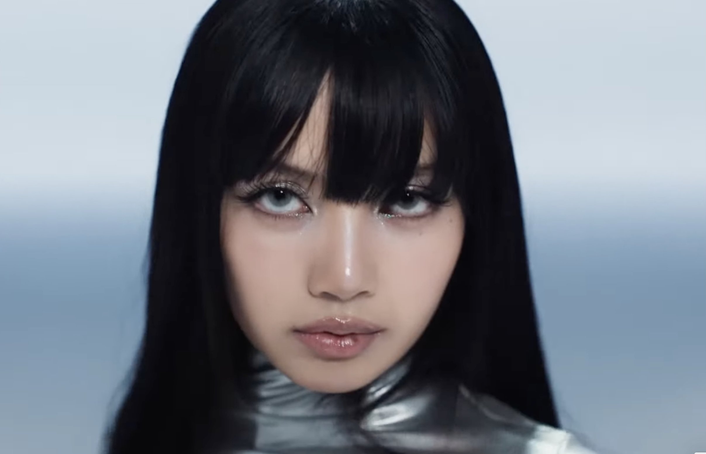 Lee más sobre el artículo Lisa de BLACKPINK estrena ‘ROCKSTAR’ con increíble video
