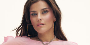 Lee más sobre el artículo Nelly Furtado anuncia su nuevo álbum ‘7’ y lanza el tema ‘Corazón’ junto a Bomba Estéreo