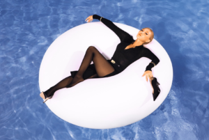 Lee más sobre el artículo Hwasa de MAMAMOO estrena su segundo mini álbum ‘O’ junto al video musical del tema ‘NA’