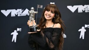 Lee más sobre el artículo Lisa de BLACKPINK ganó el premio al Mejor K-Pop en los MTV Video Music Awards y cantó el tema ‘New Woman’ y ‘Rockstar’