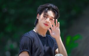 Lee más sobre el artículo Wooyoung de ATEEZ suspende sus actividades por motivos de salud