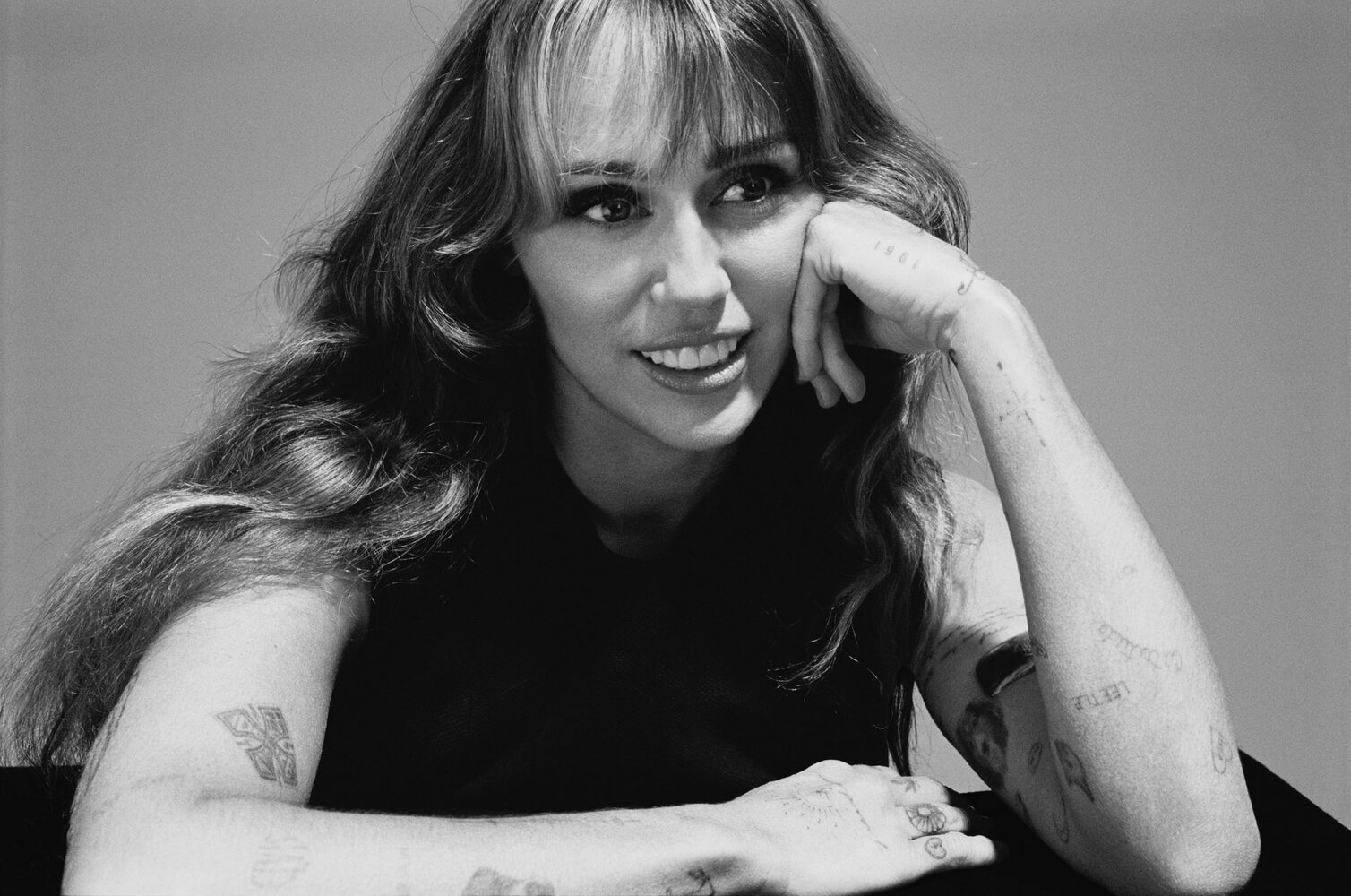 Lee más sobre el artículo Miley Cyrus sorprende a sus fans con el lanzamiento de ‘Prelude’, la primera canción de su próximo álbum ‘Something Beautiful’