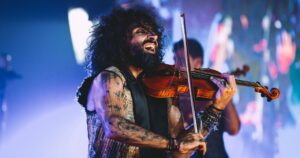 Lee más sobre el artículo Ara Malikian en Colombia 2025: fechas, ciudades y detalles de su ‘Intruso World Tour’