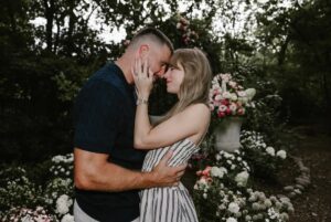 Lee más sobre el artículo Taylor Swift se compromete con Travis Kelce y muestra su anillo en románticas fotos